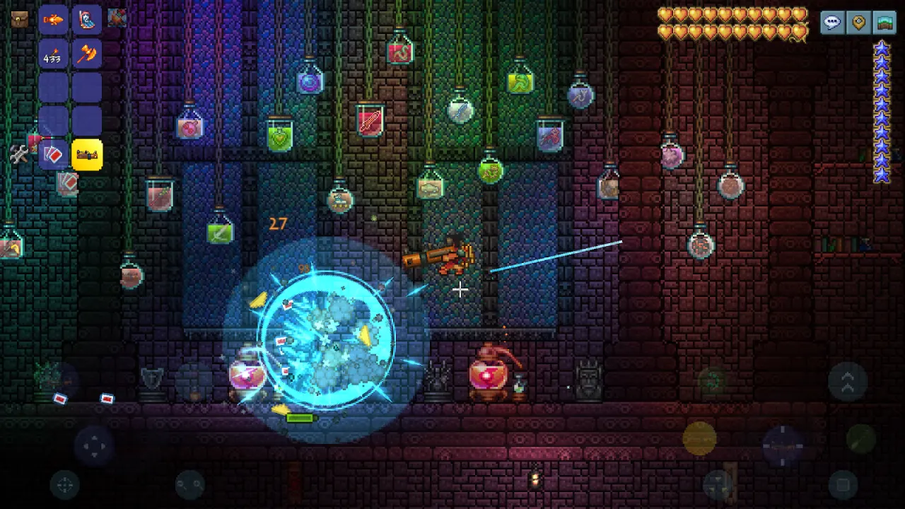 Captura de ecrã oficial de Terraria Mobile, combate subterrâneo com acessórios equipados